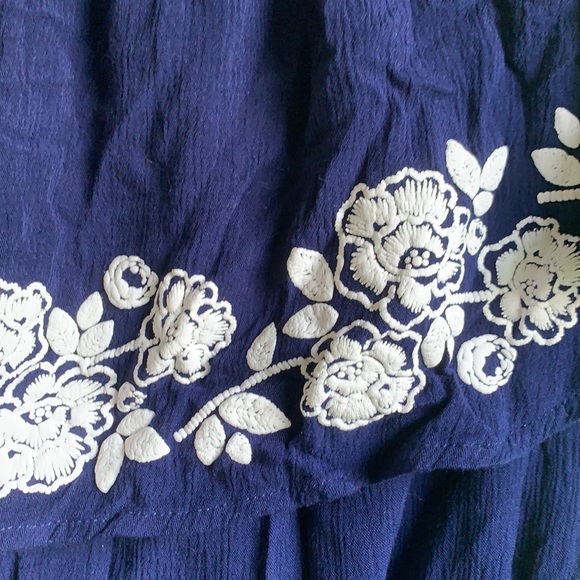 Navy Blue romper with embroidered white flowers - Picture 4 of 4